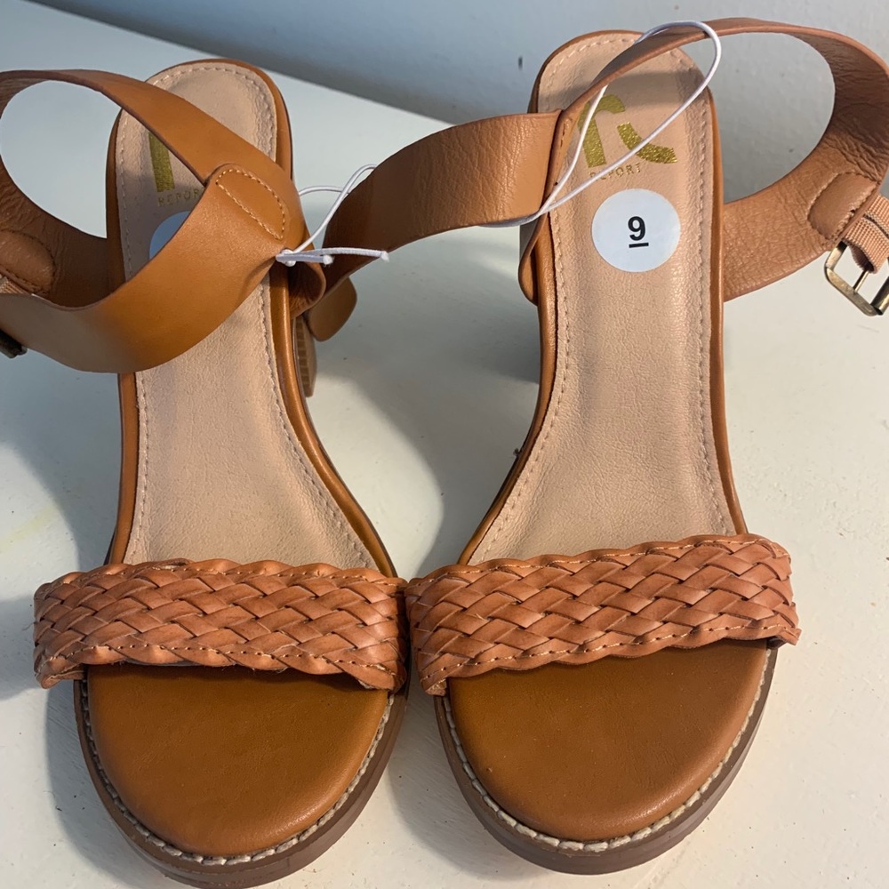 BROWN CHINKY HEELS